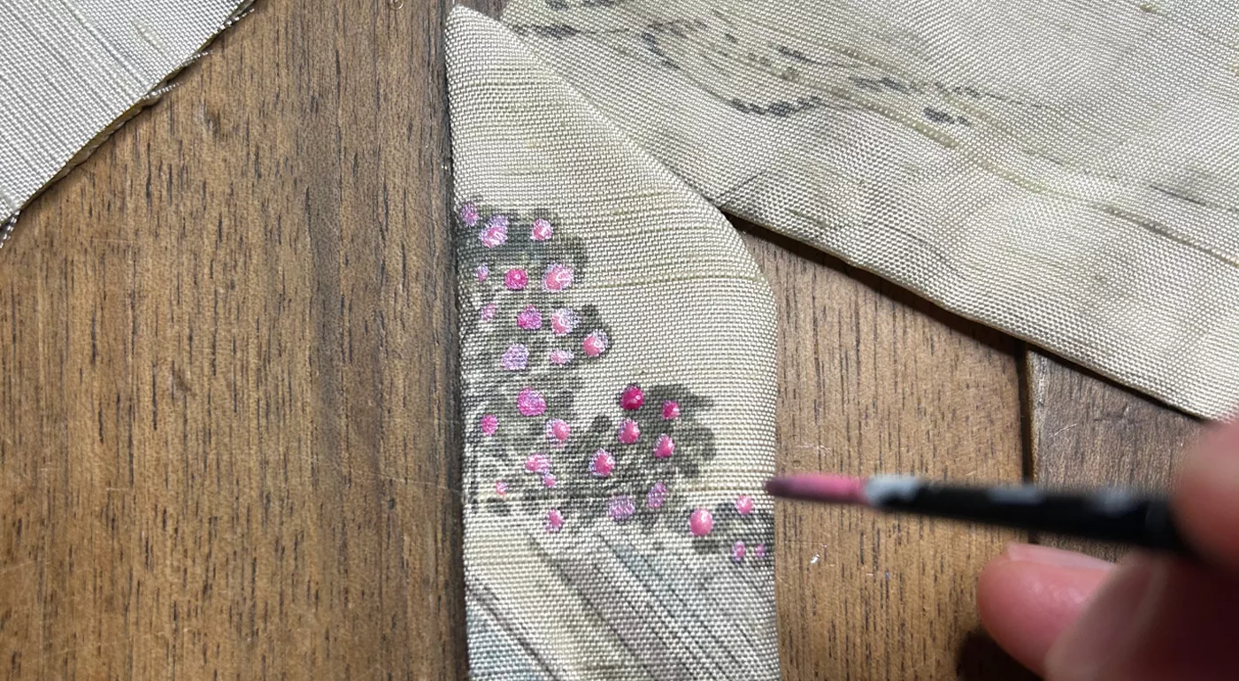 Peinture du kimono des sakuras en fleurs qui servira au montage du bracelet japon